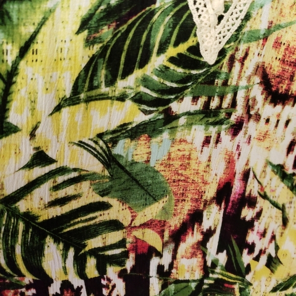 gnw Tropical Sleeveless Green Floral Top Size M Macrame Trim Like New - Picture 5 of 6